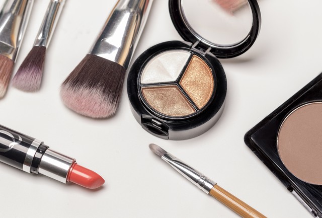如何使用化妆工具提升妆容效果