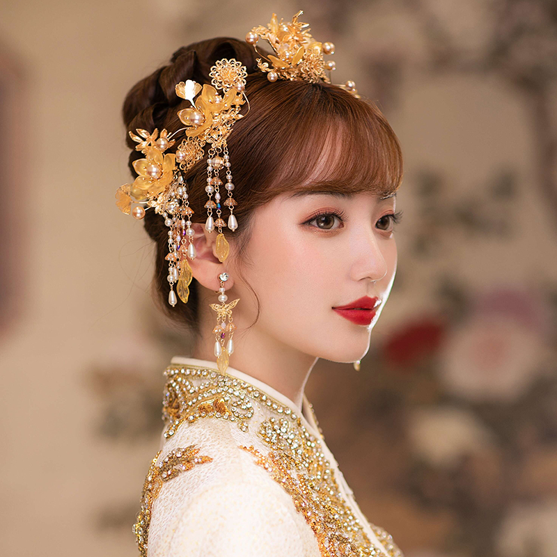 新中式新娘低发髻搭配金色发簪