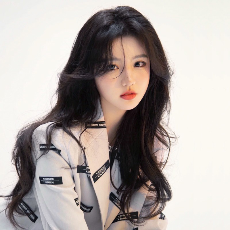 一位女性展示中分大卷发，发丝呈大波浪卷，优雅迷人