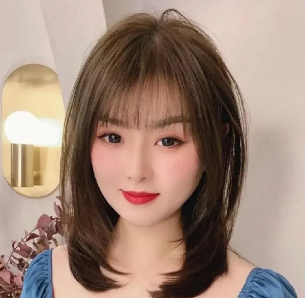 女性时尚锁骨微卷发型