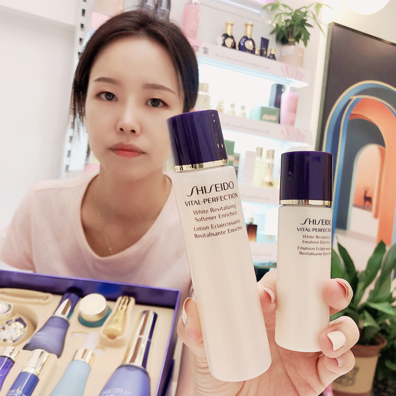 日本适合十八岁以上的护肤品红桃